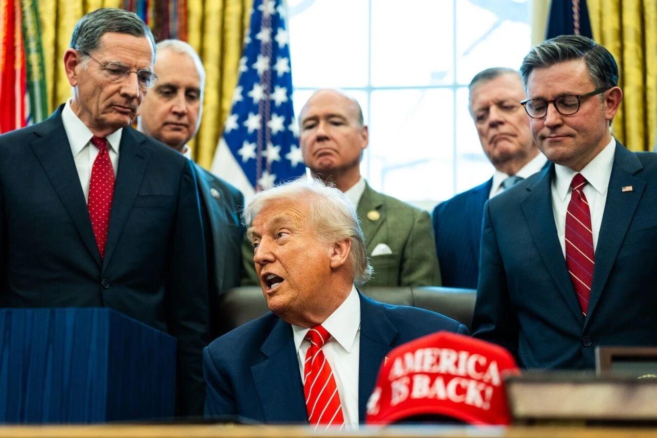 随着中期选举前景趋紧，共和党人正焦虑地等待白宫给出方向，却迟迟等不到总统特朗普的