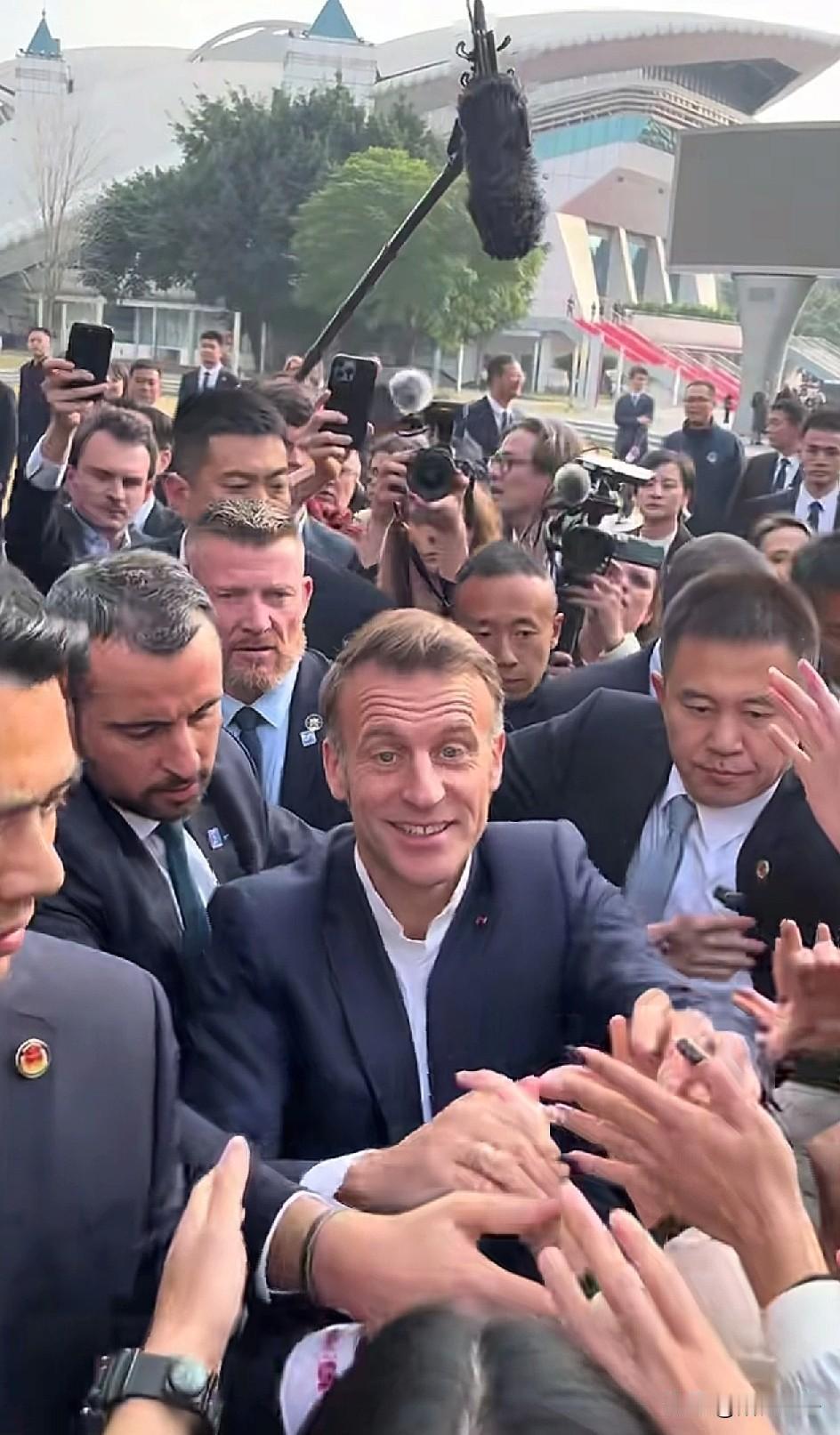 马克龙访问四川大学！[赞]马克龙嘴都笑歪了，从来都没有享受过这种待遇，说他是欧