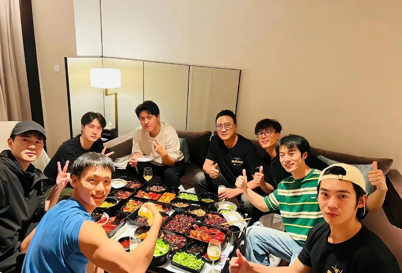 明星们的聚餐也是纯外卖啊，一桌子全是外卖盒子，看着高油重口味。只认出了胡军、王