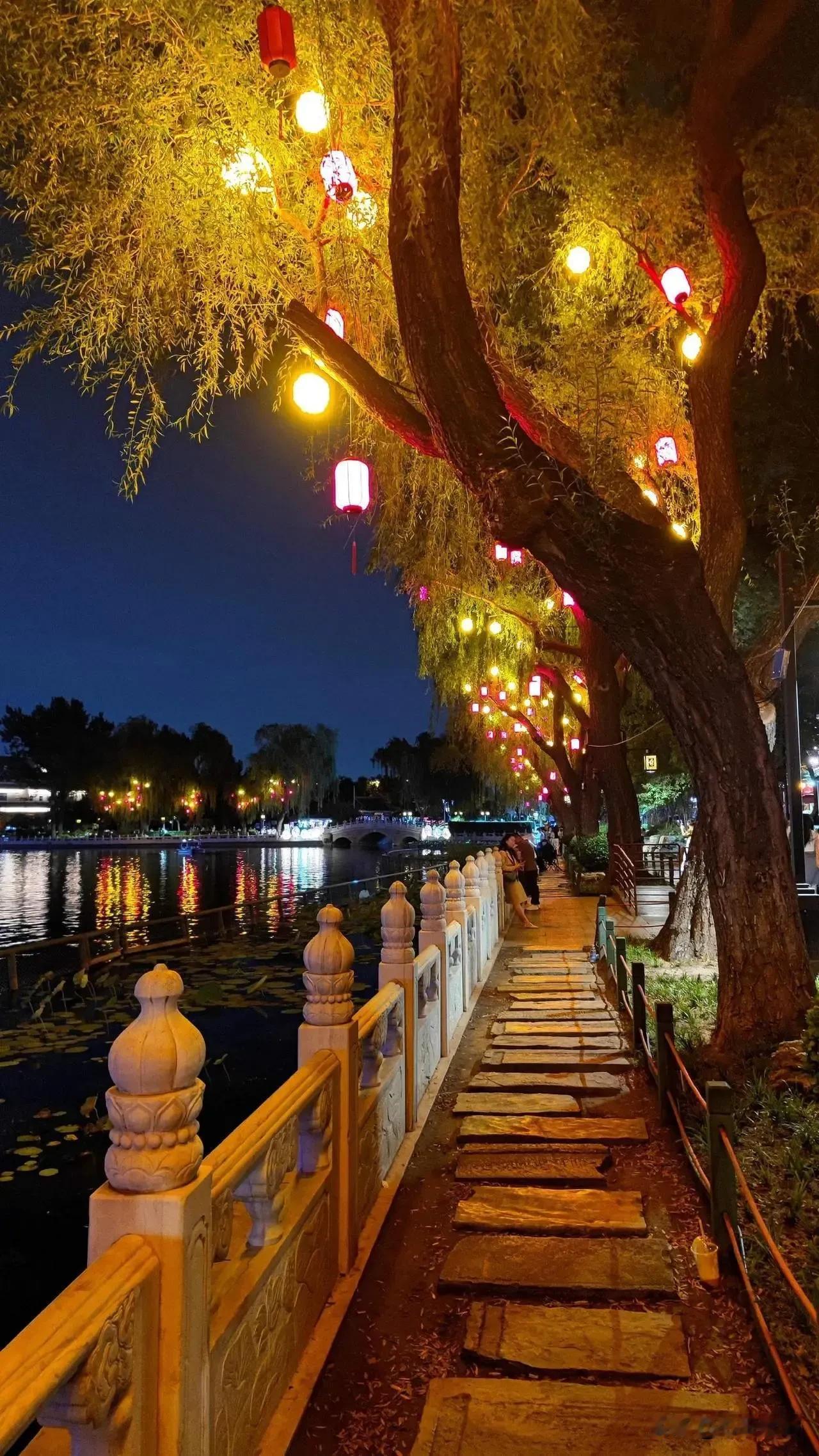 你有没有发现，到了八月，朋友圈里晒旅游照的人都少了。不是大家不爱玩了——