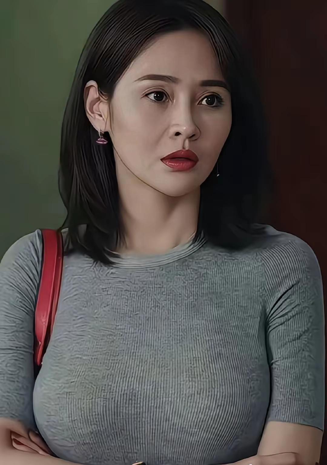 40多岁的女名家状态依旧保持的这么好魅力甚至不输20岁的小姑娘中年女星气质女星