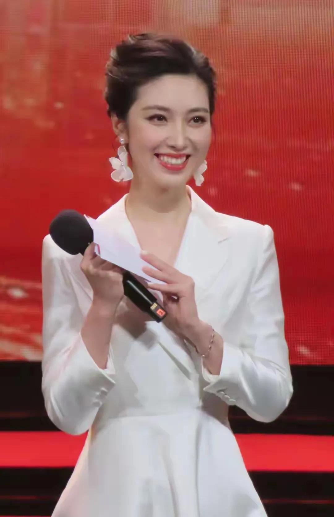 被何卿八一建军节主持风采狠狠惊艳！家人们，八一建军节的相关活动里，主持人