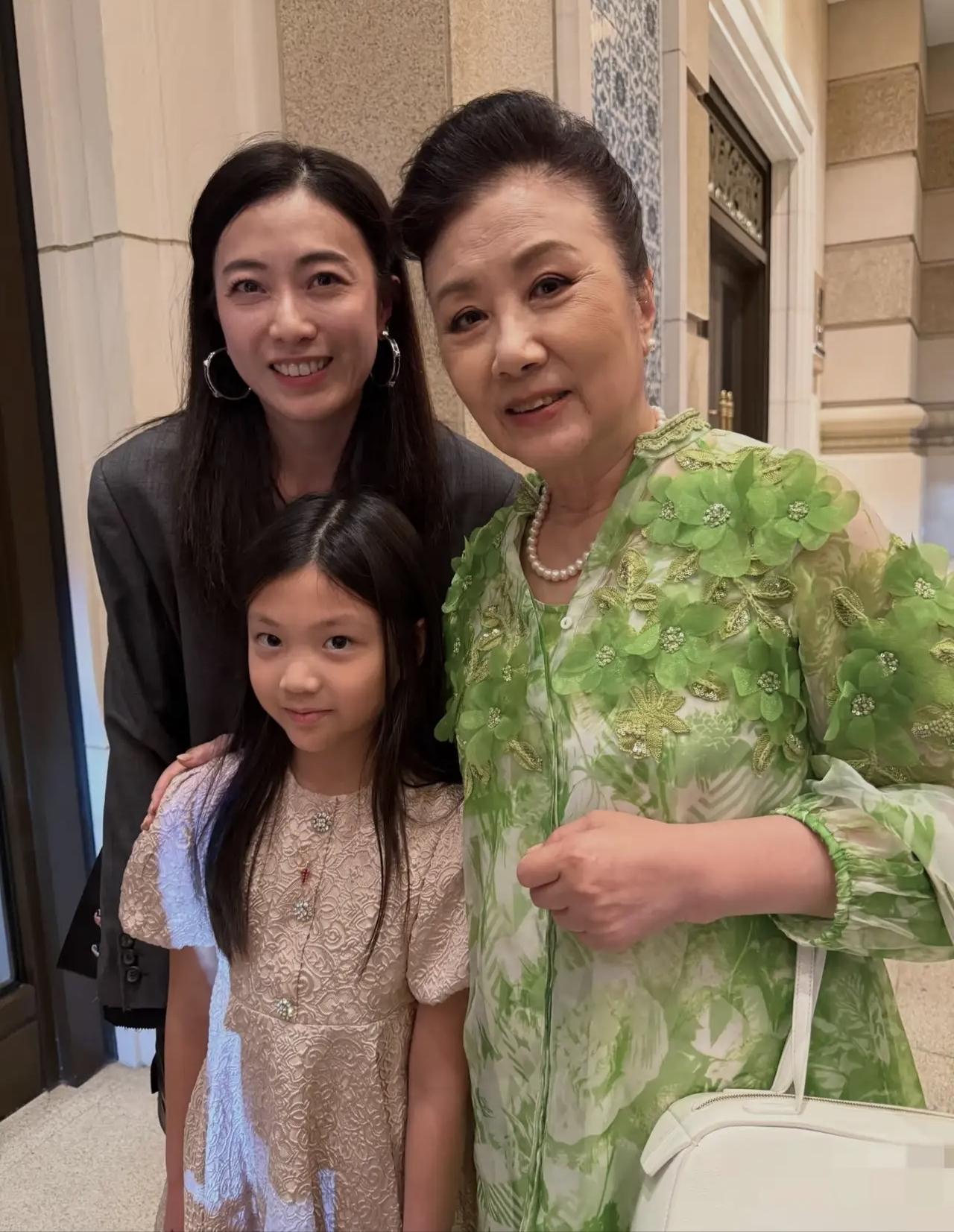 刘銮雄小女儿真的好机灵哦，跟着妈妈甘比去参加何猷君的答谢宴，被汪明荃搂着合影，眼