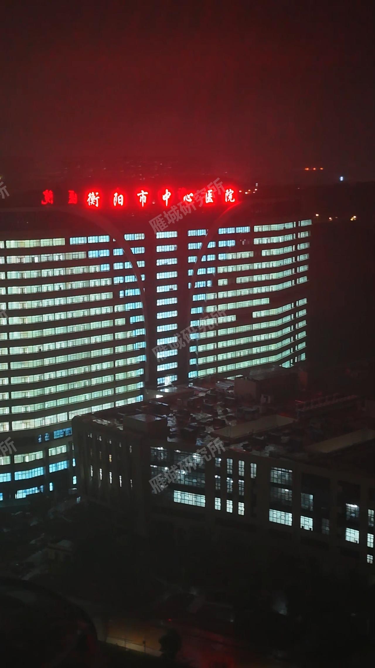 你们看，这是什么？ 之前我说中心医院新院区年中就能投入使用，你们偏不信。 