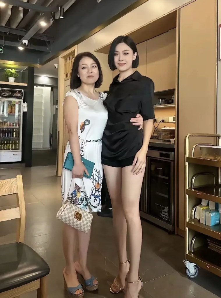 这对母女俩，长得还真像，就是个子有点差别，那到底谁是妈妈，谁是女儿呢？