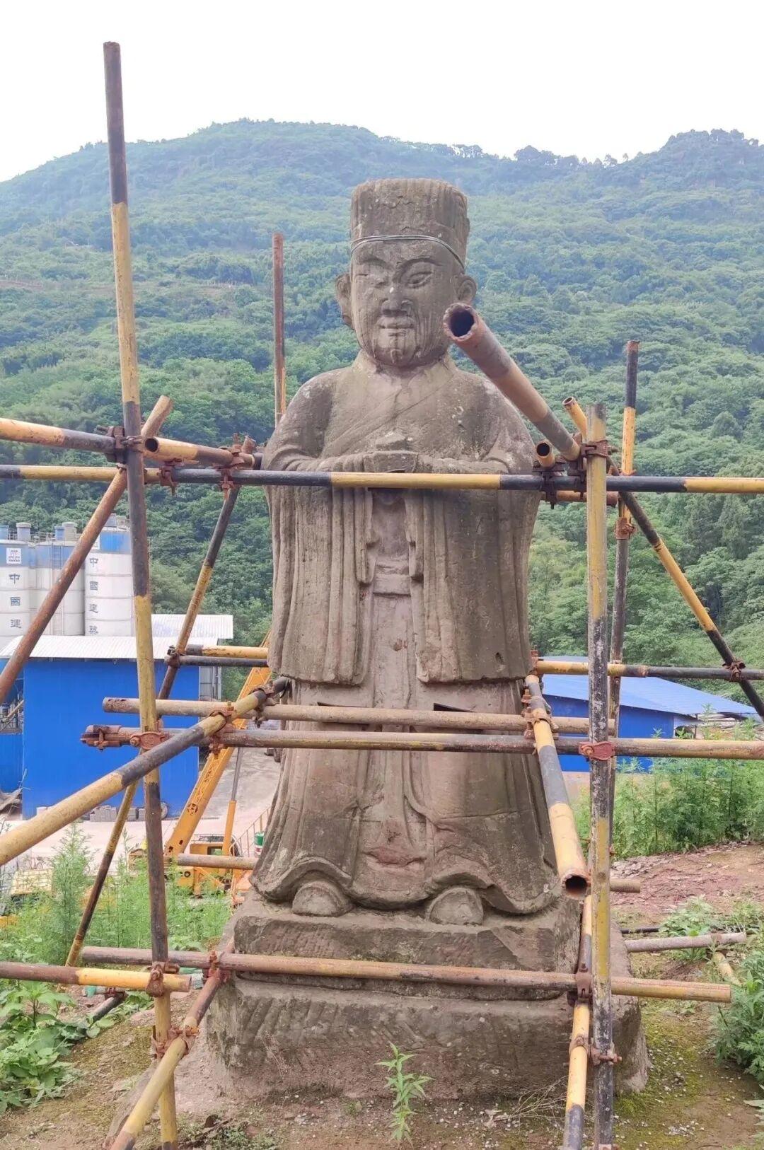 重庆巴南樵坪山下，一条山沟里藏着一座占地7400平方米的明代大墓。墓前神道两侧，