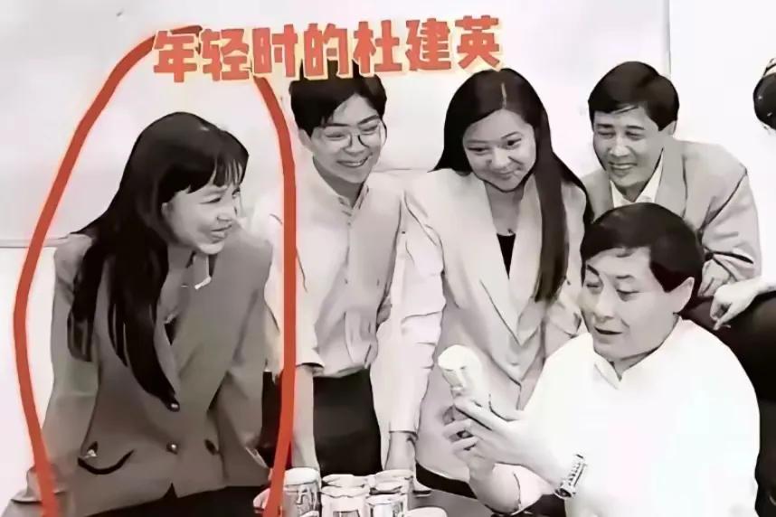 那张老照片一出来，杜建英怕是想找地缝钻进去。别人都盯着宗庆后手里的产品听介绍