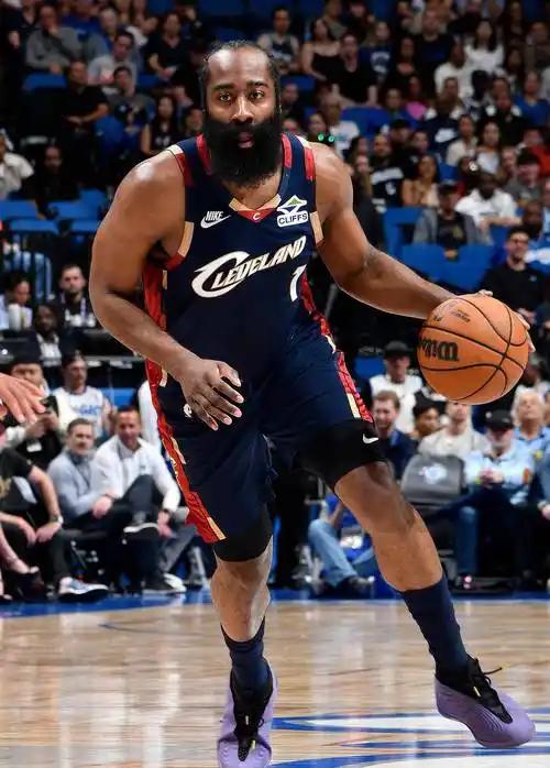 哈登本赛季场均得分24+，助攻8+，全联盟达到这一数据的仅四人：哈登、约基奇、东