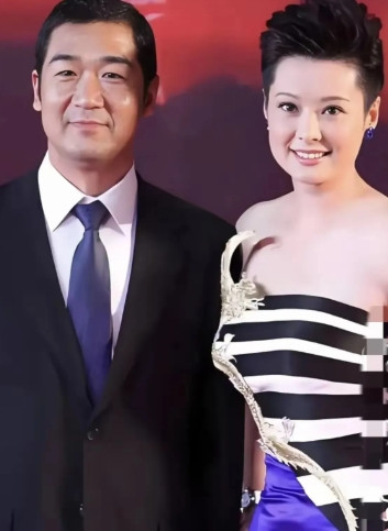 袁立年轻的时候真的好漂亮，笑容灿烂，气质如兰，皮肤白嫩细腻，这么漂亮的演员，不知