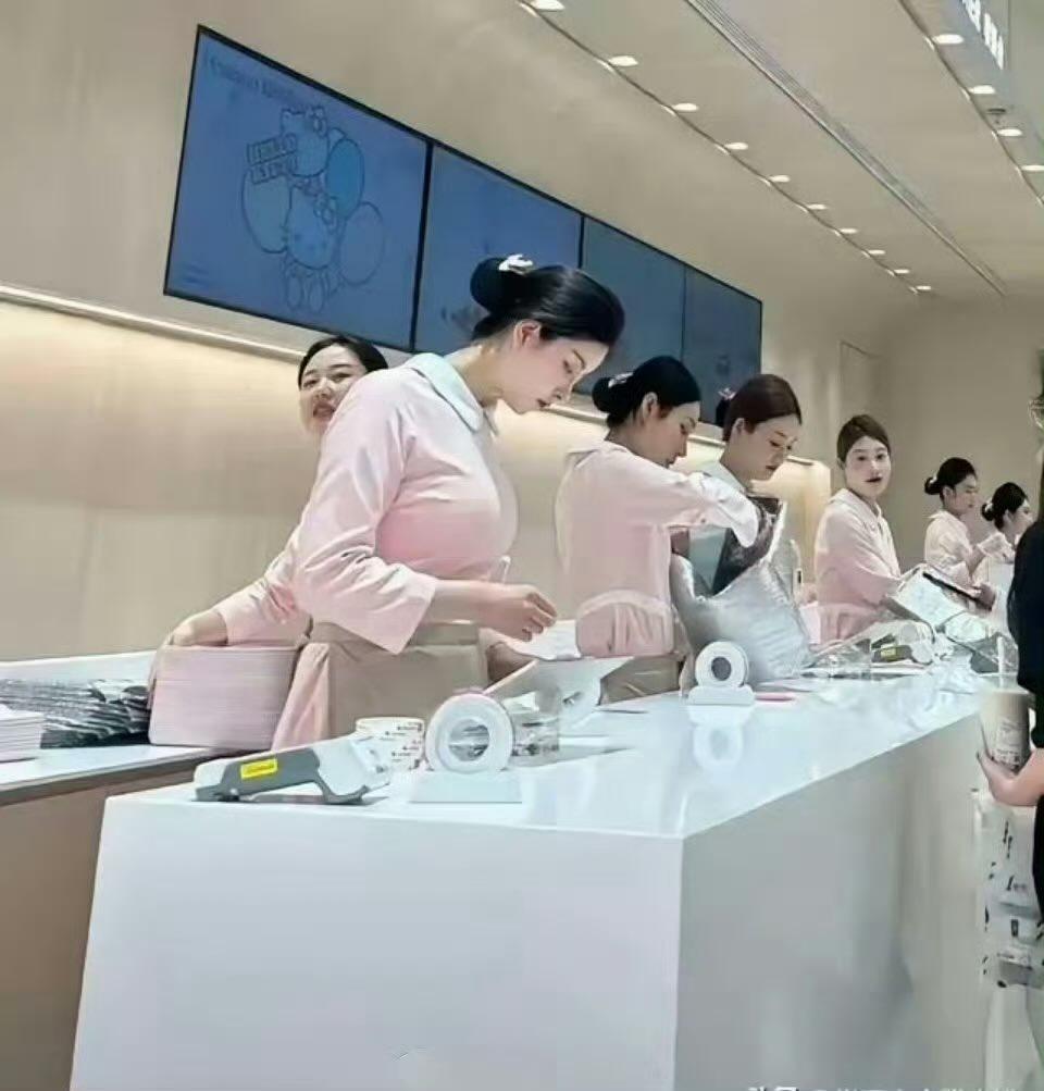 在很多网红店效益每况愈下的情况下，好利来为什么能够逆势上涨。其实，分析来看。