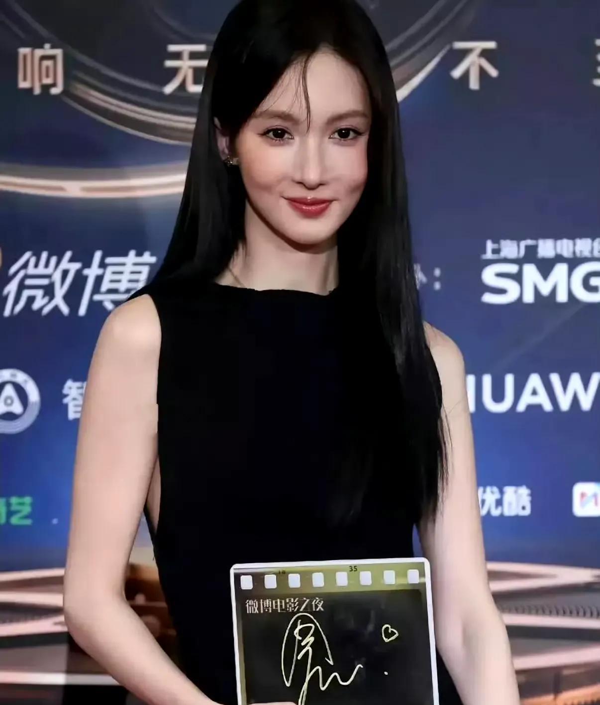 6月16日这还是金晨吗？我感觉不像苹果肌和鼻子都要一起了，求求你别在弄了，原本很