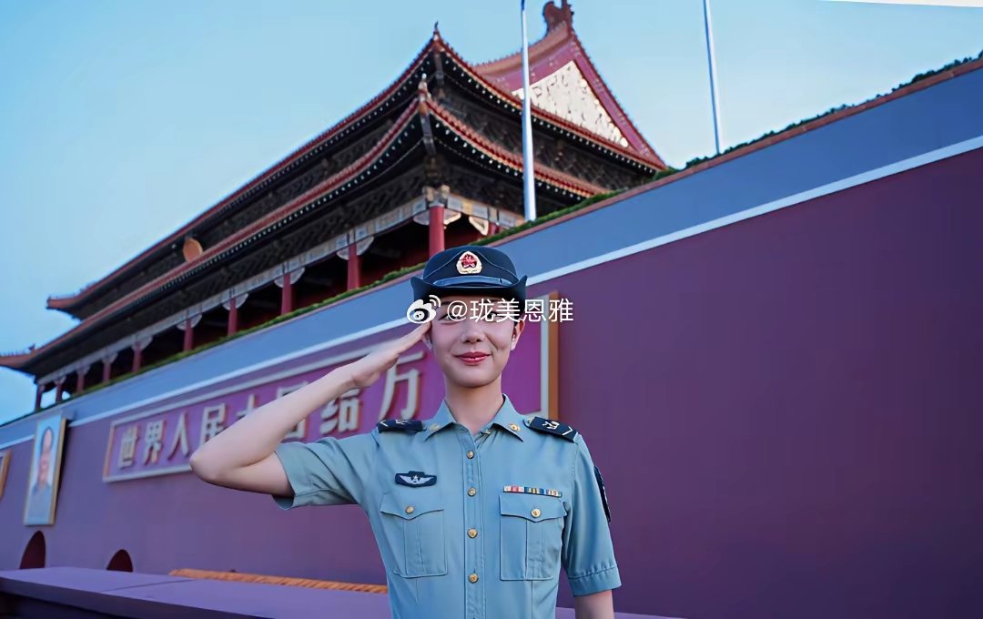 徐晨雁，太飒了！现在是拿指挥刀的分队长了