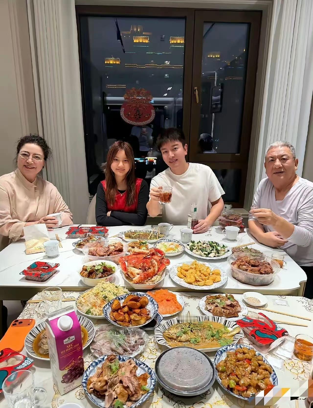 这张贾乃亮家的年夜饭合照烟火气拉满，满桌硬菜透着团圆暖意。网友们的目光却全被玻璃