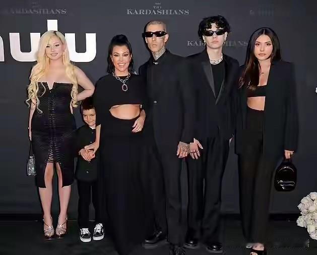 卡戴珊家族的女婿50岁生日，夫妻两个人开心的庆祝，手里拿着一双小鞋，不知道是不是