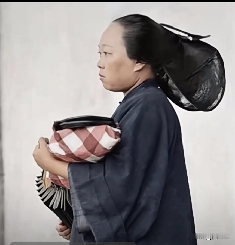 《甄嬛传》里剪秋的夸张发髻，原来是有现实原型的。这张老照片里的帆船髻，才是清代