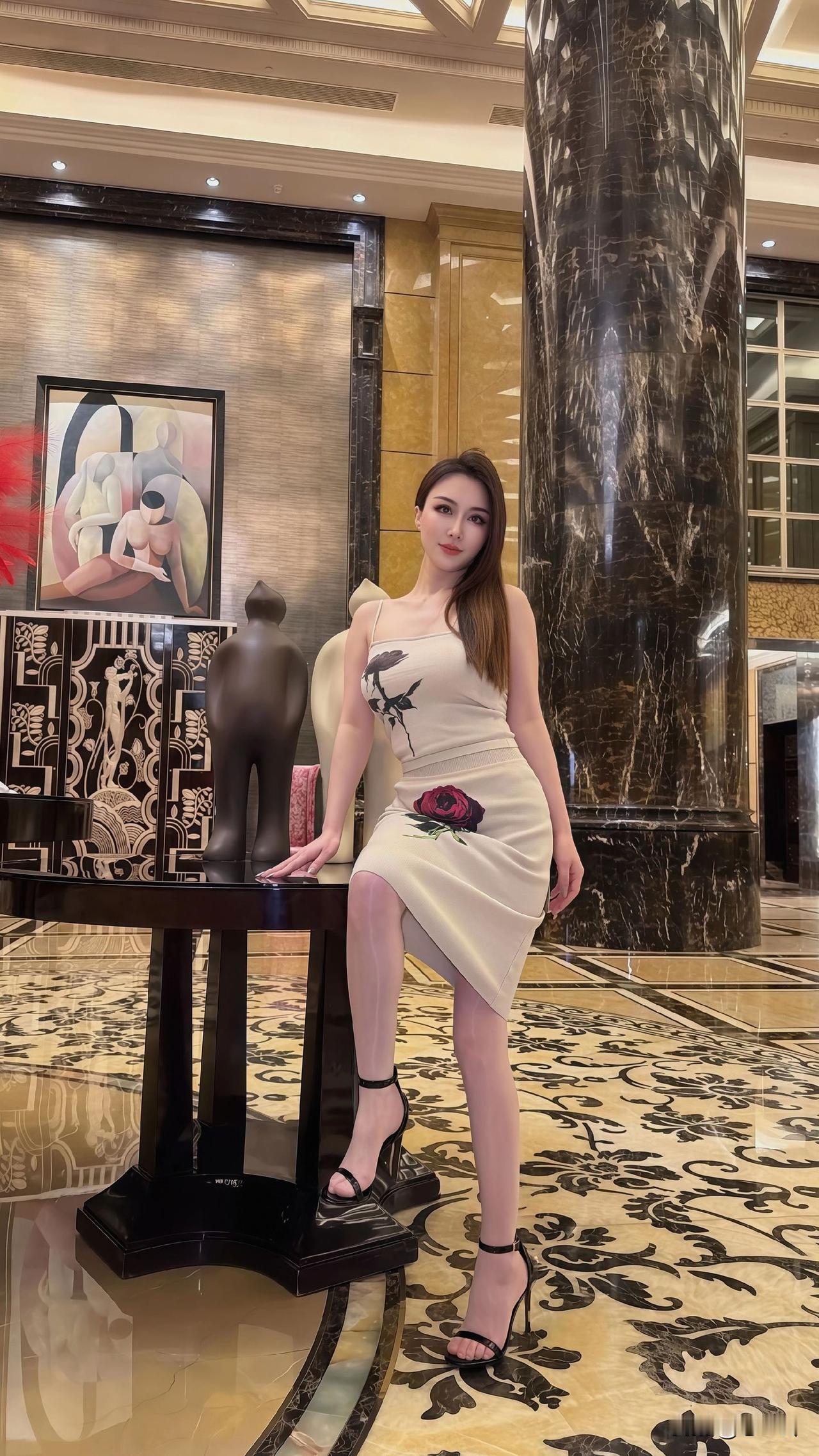 夜晚的都市，优雅的裙摆，绽放的花朵，自信的步伐。