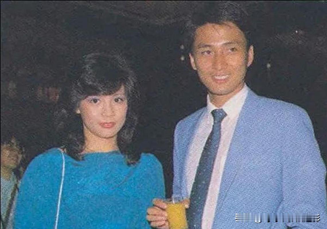 翁美玲&汤镇业合影📸翁美玲身着孔雀蓝连衣裙，汤镇业搭配浅蓝西装，两人手持饮料
