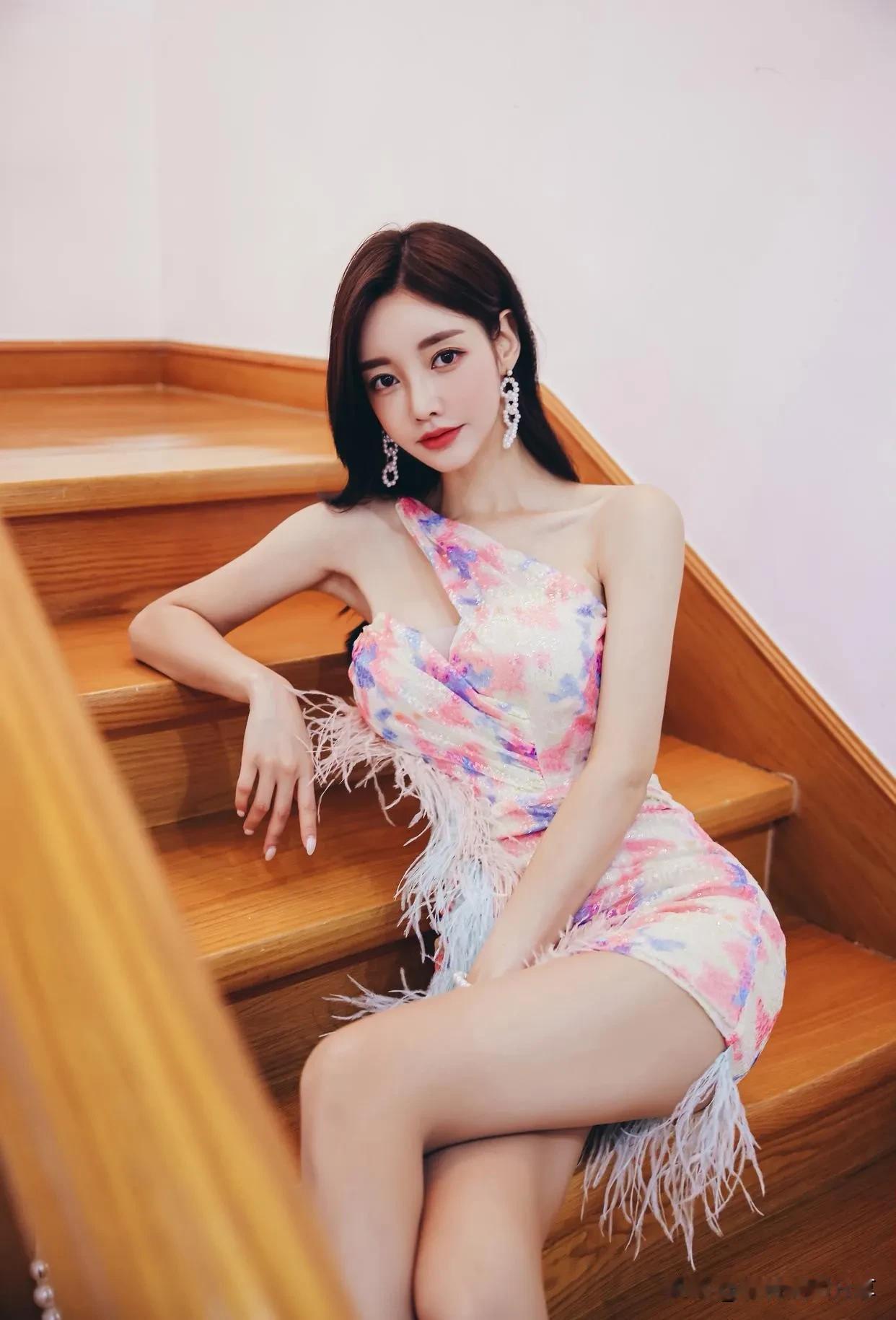 孙允珠定拍写真:盛夏洛城孔雀翎毛冰玫瑰礼裙人像写真精选好身材性感女神单斜肩