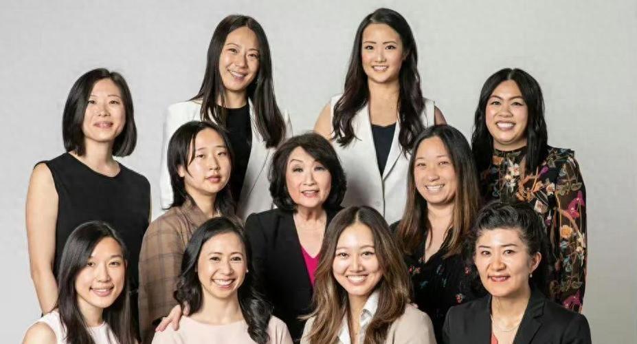 最近TikTok上突然炸了锅，一群在美国长大的华裔孩子，举着手机对着镜头哭得撕心