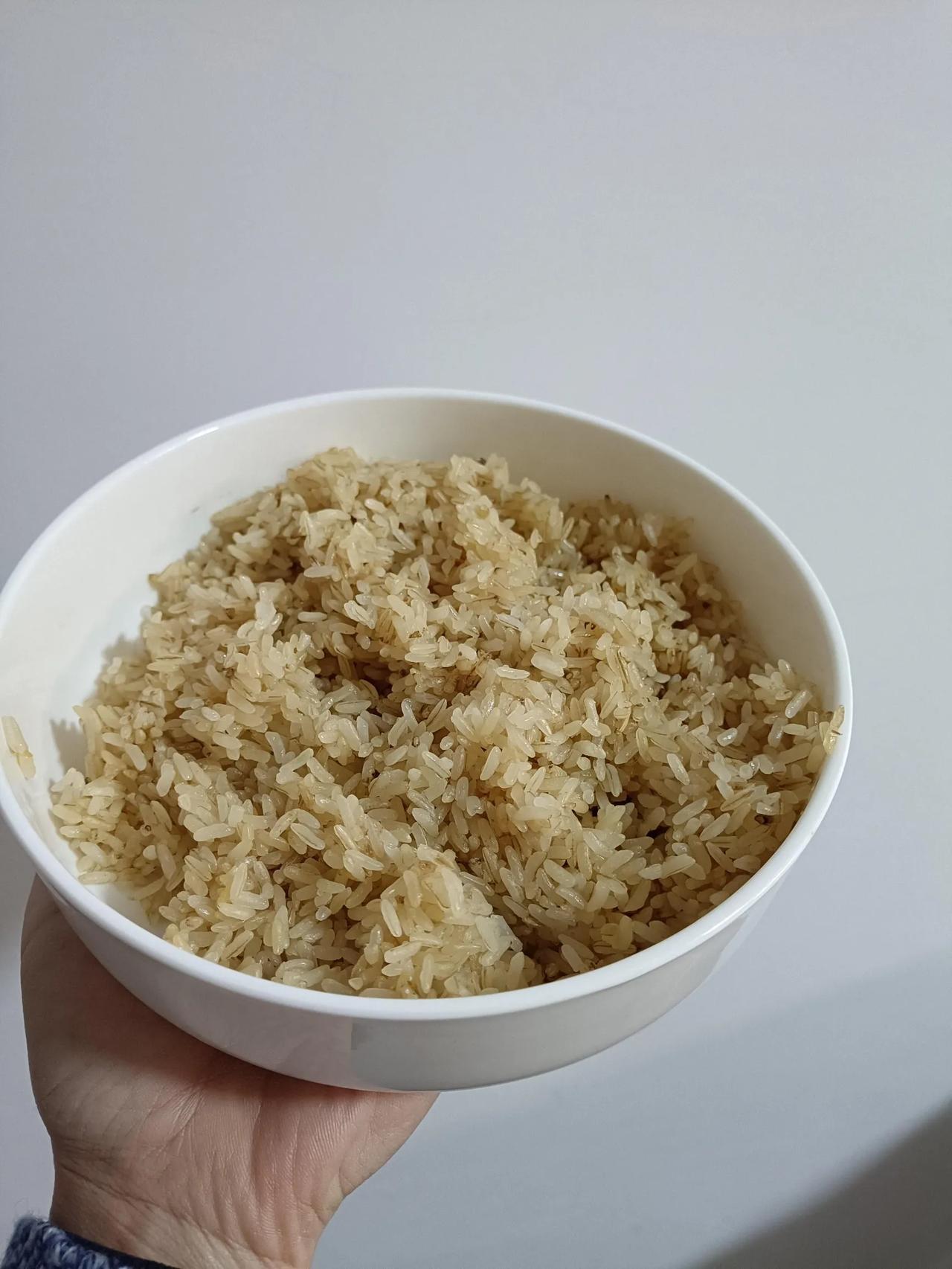 空口干掉570克糯米饭太佩服自己了，中午就直接空口吃一盆米饭，我超爱这种糙米饭