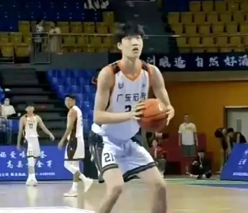 广东传来三个重量级消息！争抢胡金秋！2米12高塔空降！周鹏摊牌CBA休赛期进