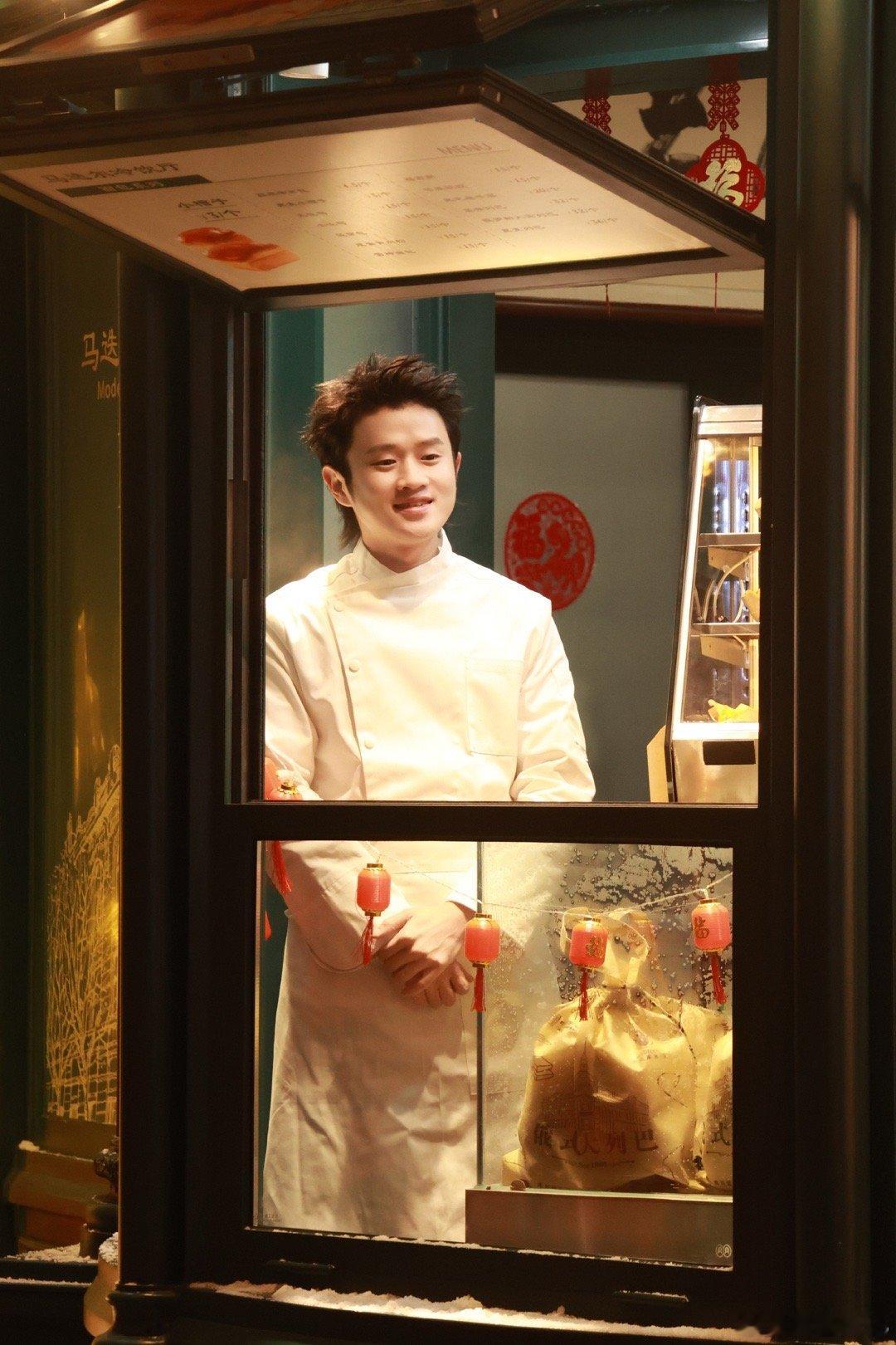 王勉在春晚卖烤红薯王勉卖烤红薯的画面太有喜感了！和王男在冰雪大世界那么浪漫，结