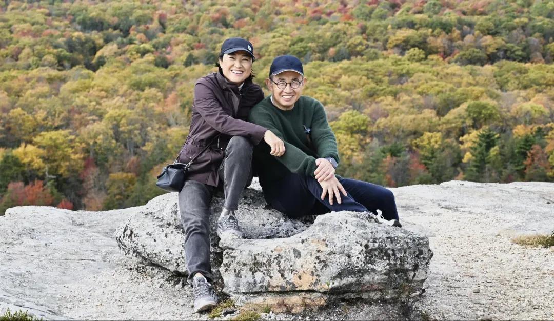 潘石屹张欣夫妇在美国！享受生活啊！相比同时代的房地产大佬，潘是精明中的精明。