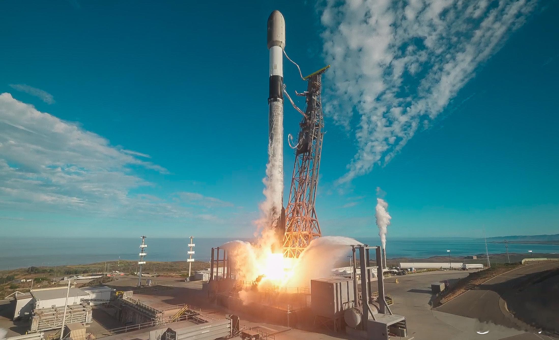 北京时间2026年7月21日22时49分，SpaceX从范登堡太空军基地SLC-