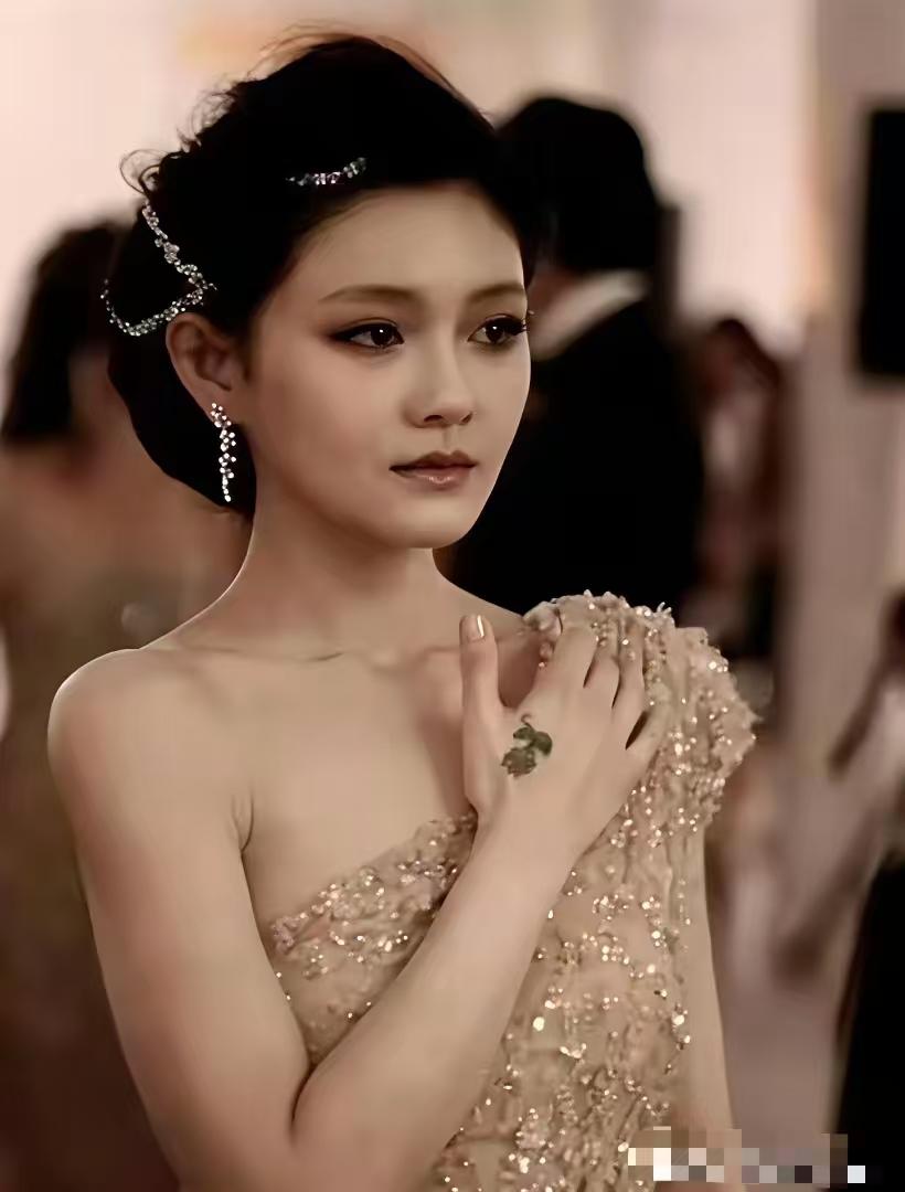 大S最大的魅力在于敢爱敢恨的率性风骨与优雅闪耀的美貌并存，自带话题锋芒却藏着易碎