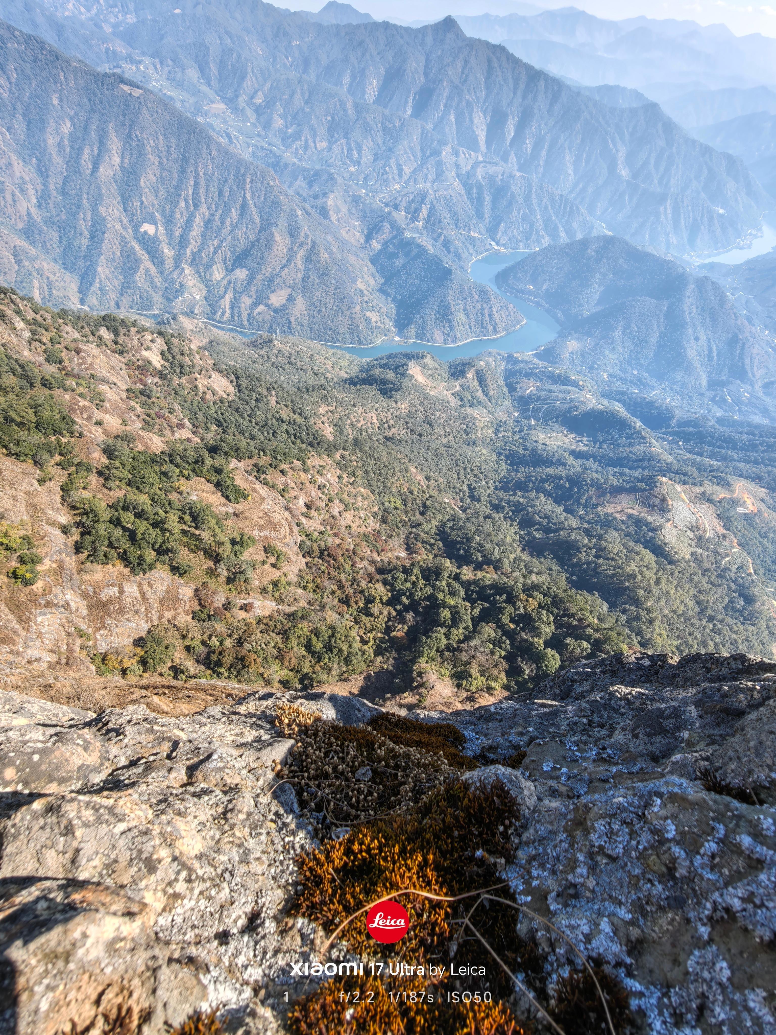这个地儿向往很久了，今天终于来了好震撼！山顶悬了了一块两米厚的巨石，脚下便是万丈