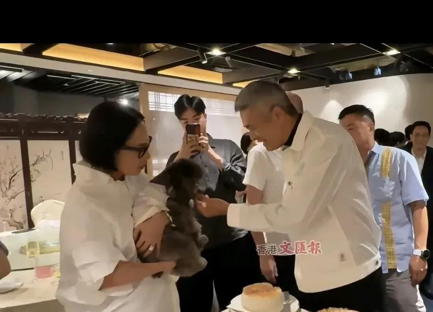周润发对华人的影响：戴墨镜，说像周润发叼牙签，说像周润发戴白围巾，说像周润