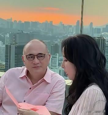 两个人结婚这么多年了，丈夫看着她还是那么桃花眼，马来西亚的这个有钱人还真的是专一