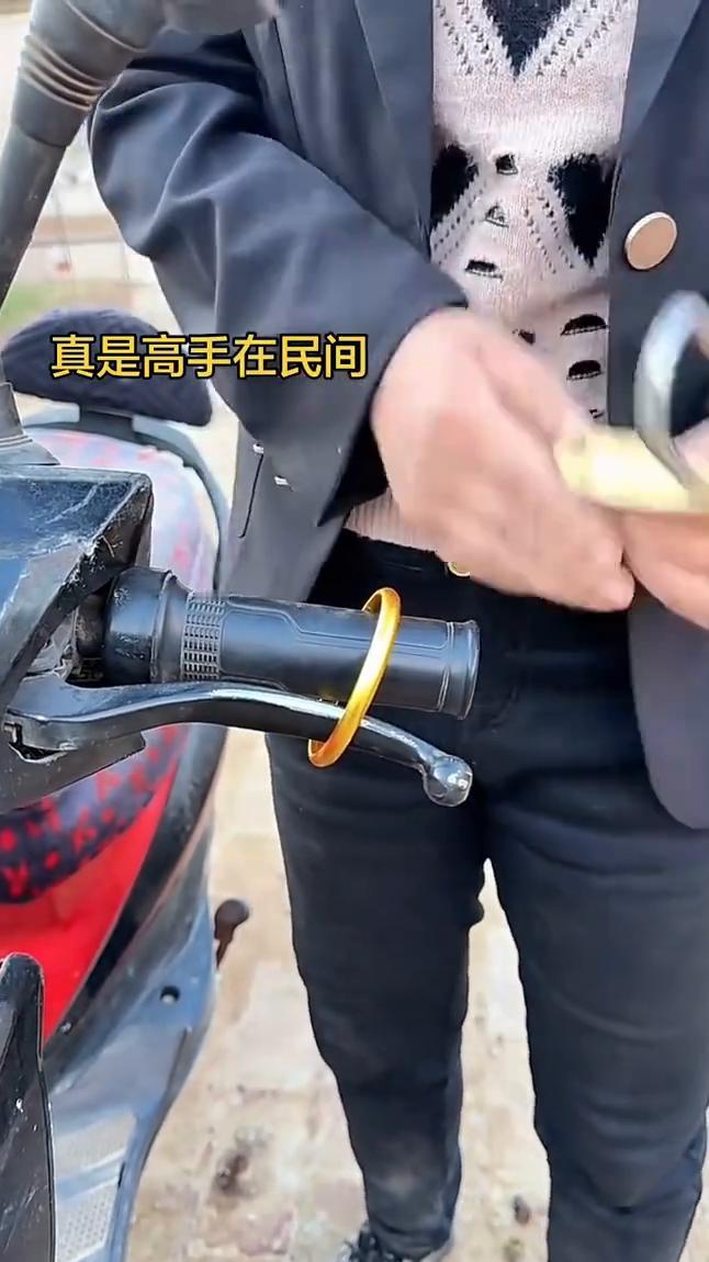 真是高手在民间。把一个圆圈套在电动车把手上，再用一把大锁勾住刹车和圆圈，然后像这