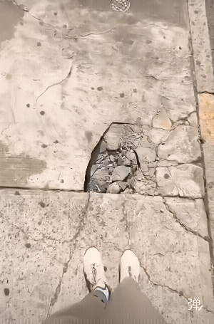 石块掉下去砸到人咋办！[捂脸哭]