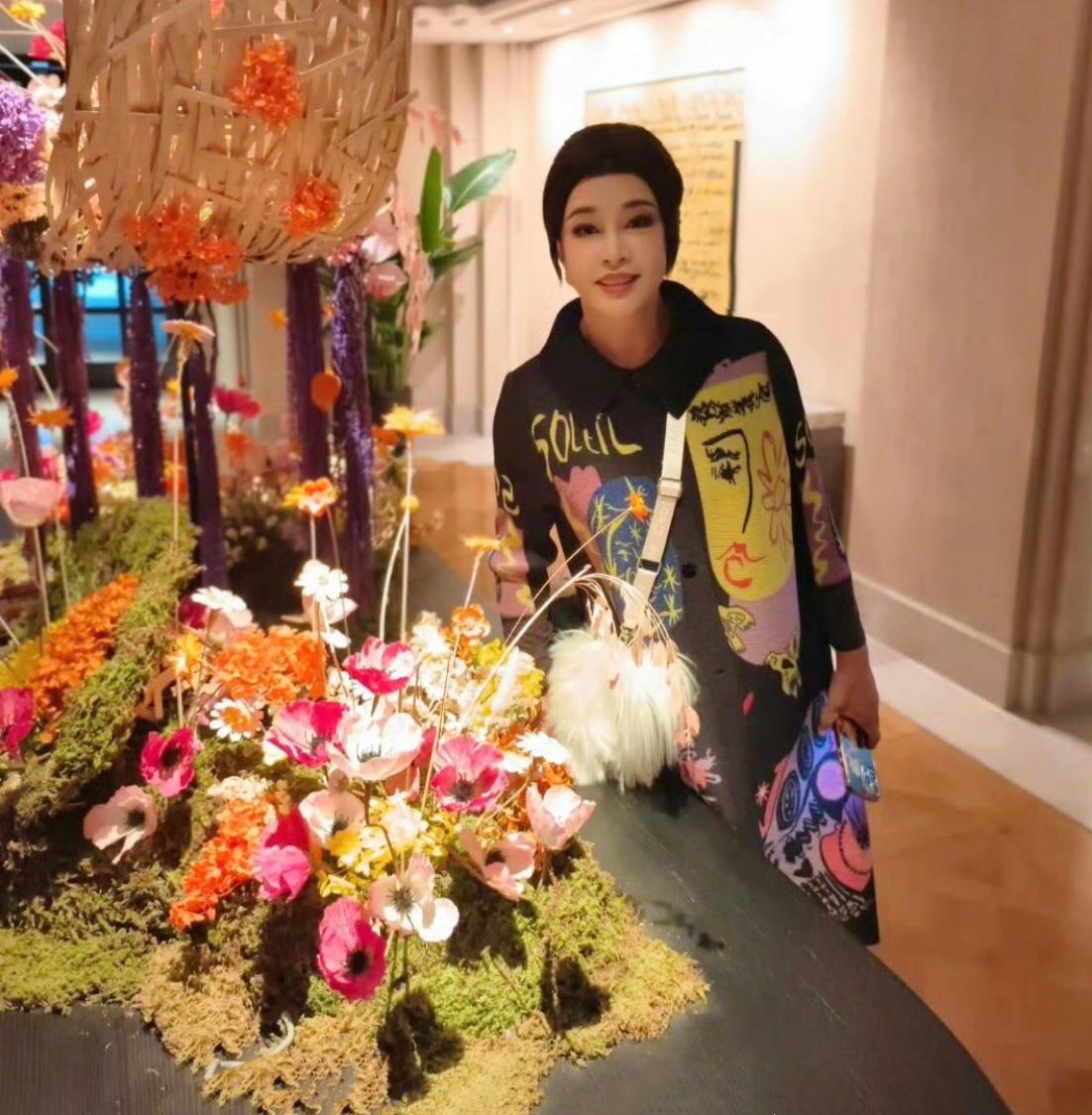 刘晓庆这妆真不知道是怎么画的，七十六岁的人，竟然画得像三十六岁，真是绝了