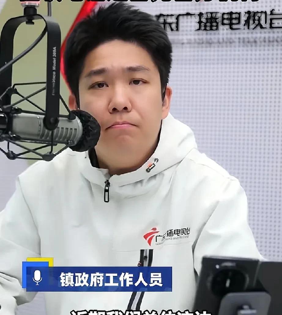 银行要求镇政府帮催债离谱的是银行放贷没尽到审查义务，导致用户还不上，竟然提出镇