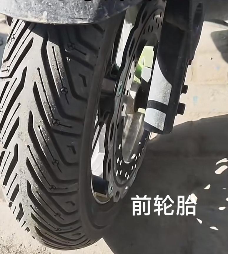 绝对装反了！我今天让我老公去电动车维修店里，帮我换下前后轮胎，原来的轮胎用了四年