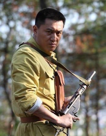 1949年，3名侦察员误入一间破旧牛棚，一名战士刚躺下，突然一阵疼痛，伸手往草堆