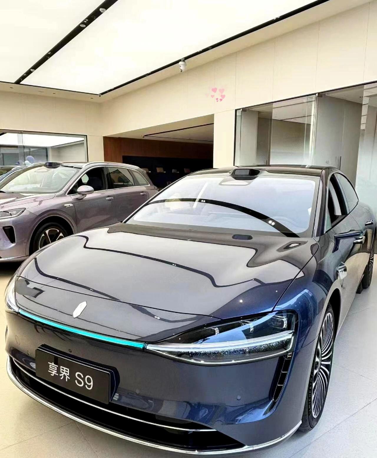 享界S9这流线，直接把颜值控焊死在车旁享界S9的流线美学杀疯了，一眼沦陷的程度谁