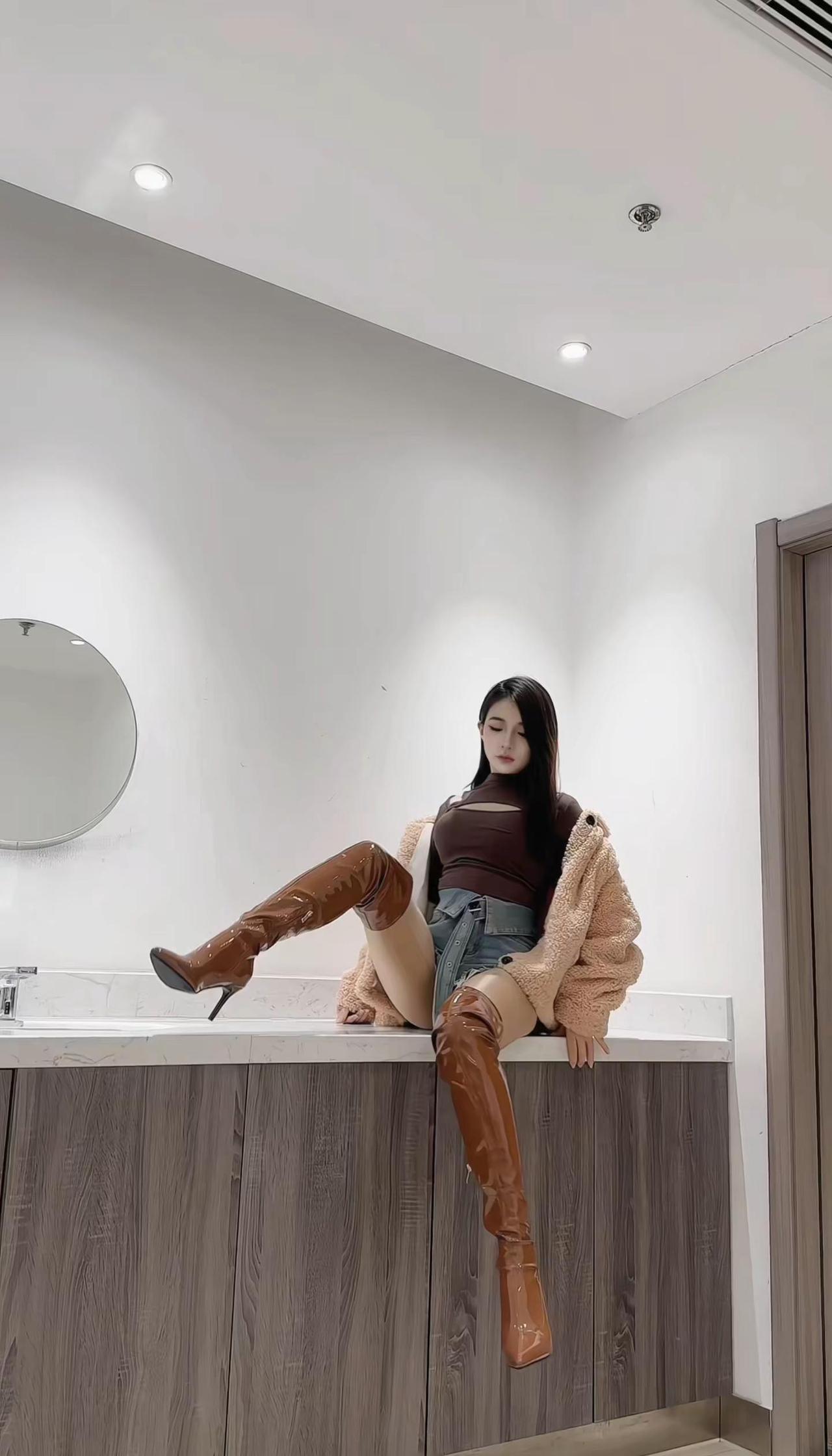 人只要够自恋就行了其他人爱不爱的Idon'tcare看我自己怎么自拍🤳长靴