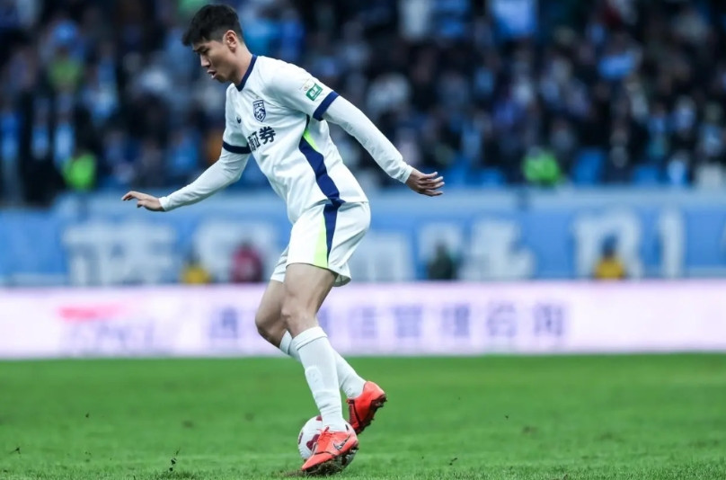 武汉三镇的刘奕鸣是一位让外界感到非常可惜的球员。当年在大牌云集的天津权健队，年仅