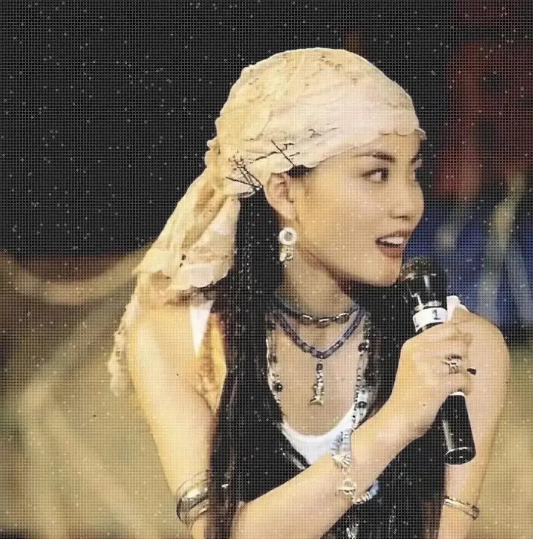 李亚鹏直播时突然聊起王菲，说当年两人离婚其实没吵没闹，就是各自想通了。他讲这