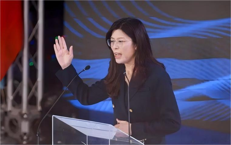 【郑丽文祭拜吴石烈士有什么意义？孙玉良：两岸同胞的心越贴越近了】2025年11月