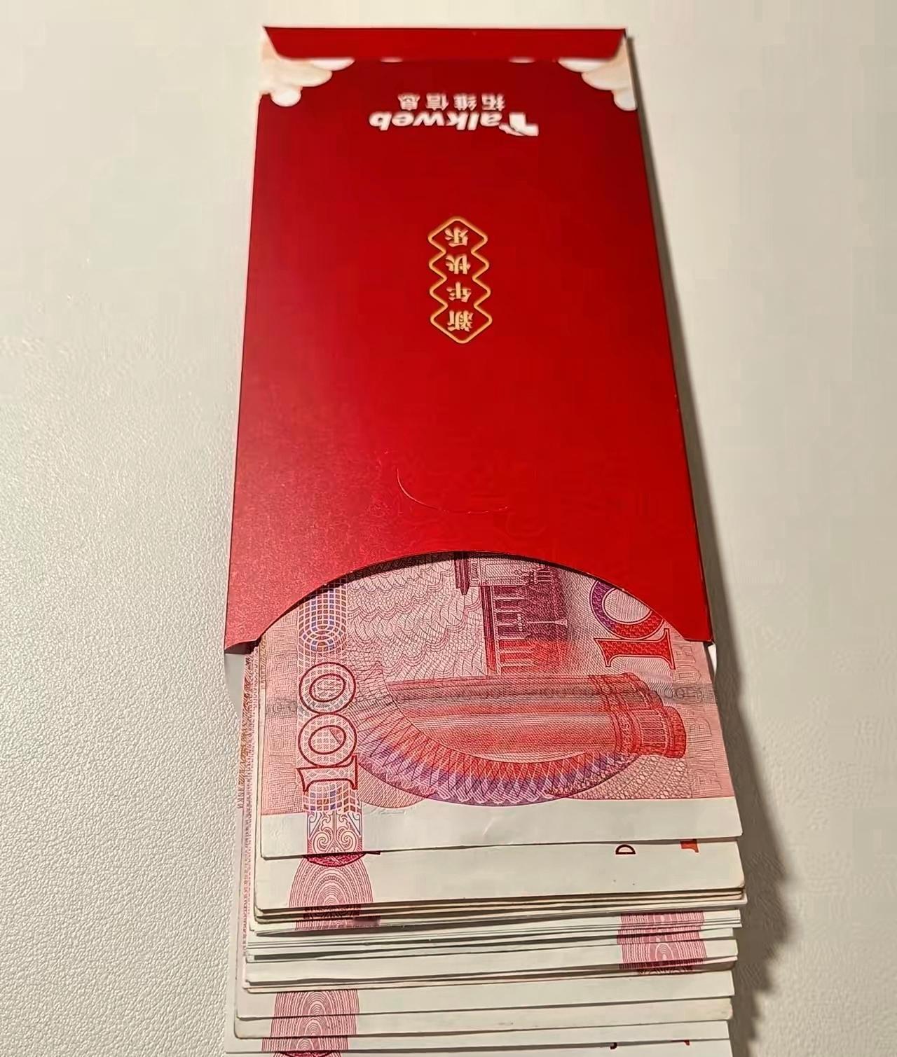 我今年发现一个现象，觉得荒诞不已。不少和我同龄的人，在给孙子和外孙压岁钱时