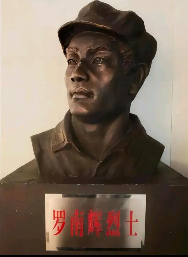“求求长官别让我出狱，出去没饭吃啊！”1931年，万县某监狱门口，一名被关了一年