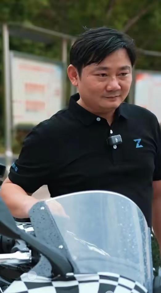 估计现在张雪是最敢说真话的实干派企业家了。他公开表示去胖东来学习的老板九成都