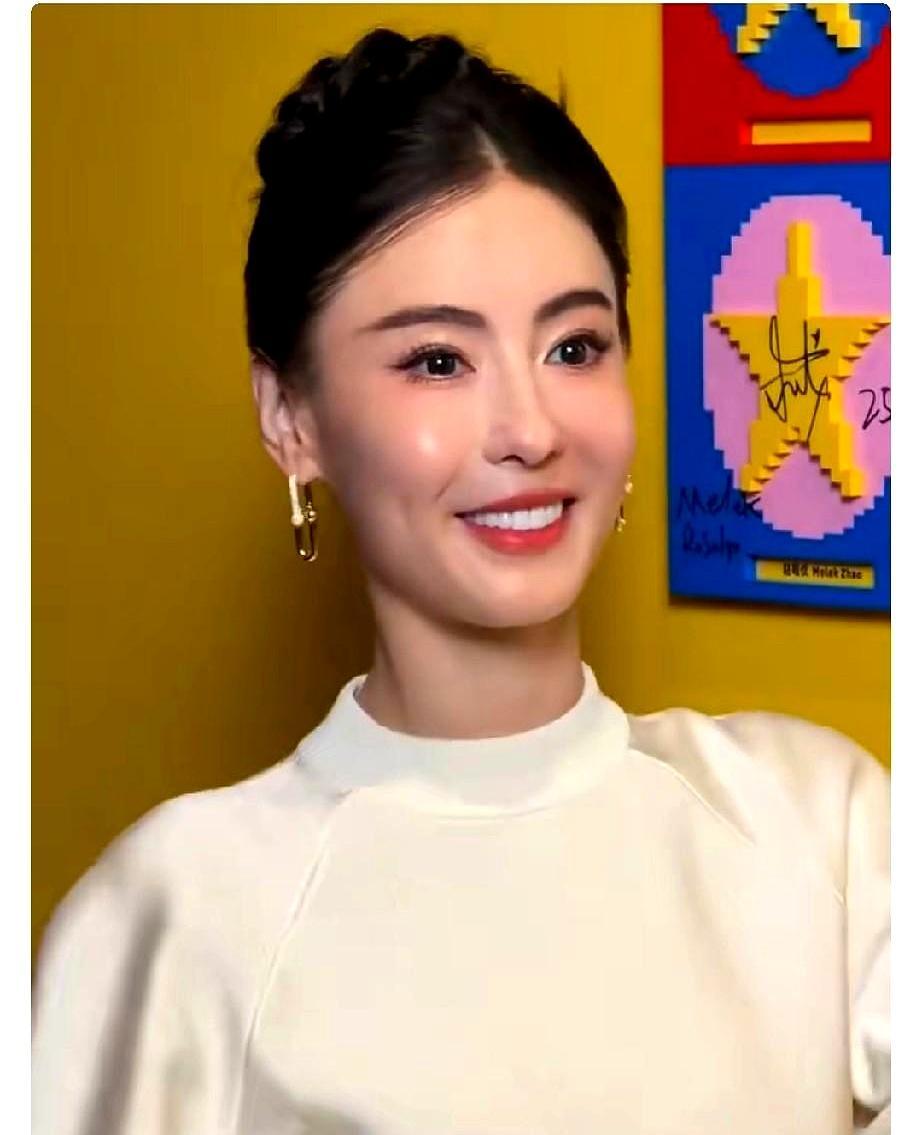 45岁张柏芝的脸，差点就毁在这口大白牙上。活动生图一出，镜头怼脸，那口牙白