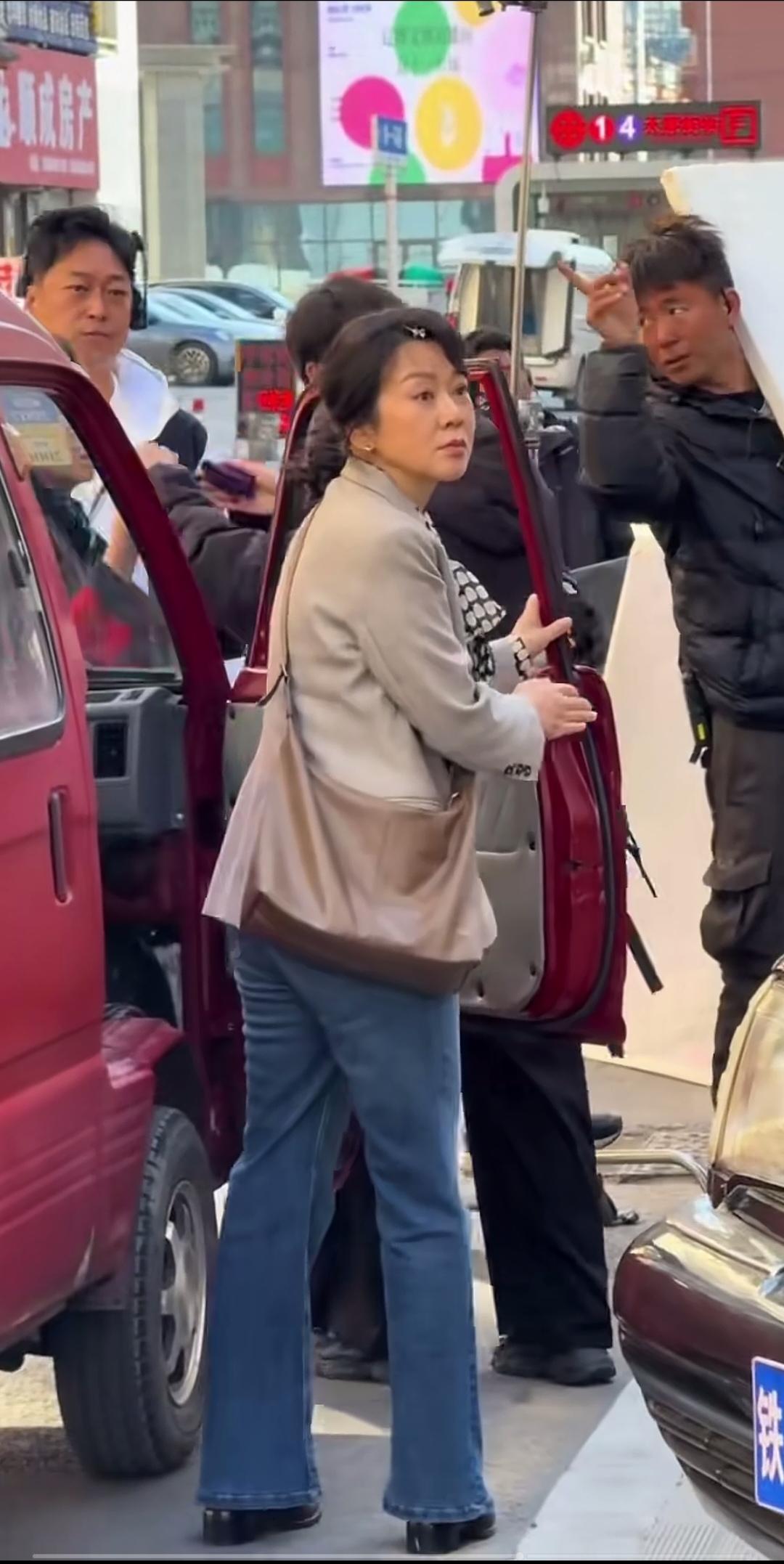 闫妮，好想把头上的卡子给她扔掉。