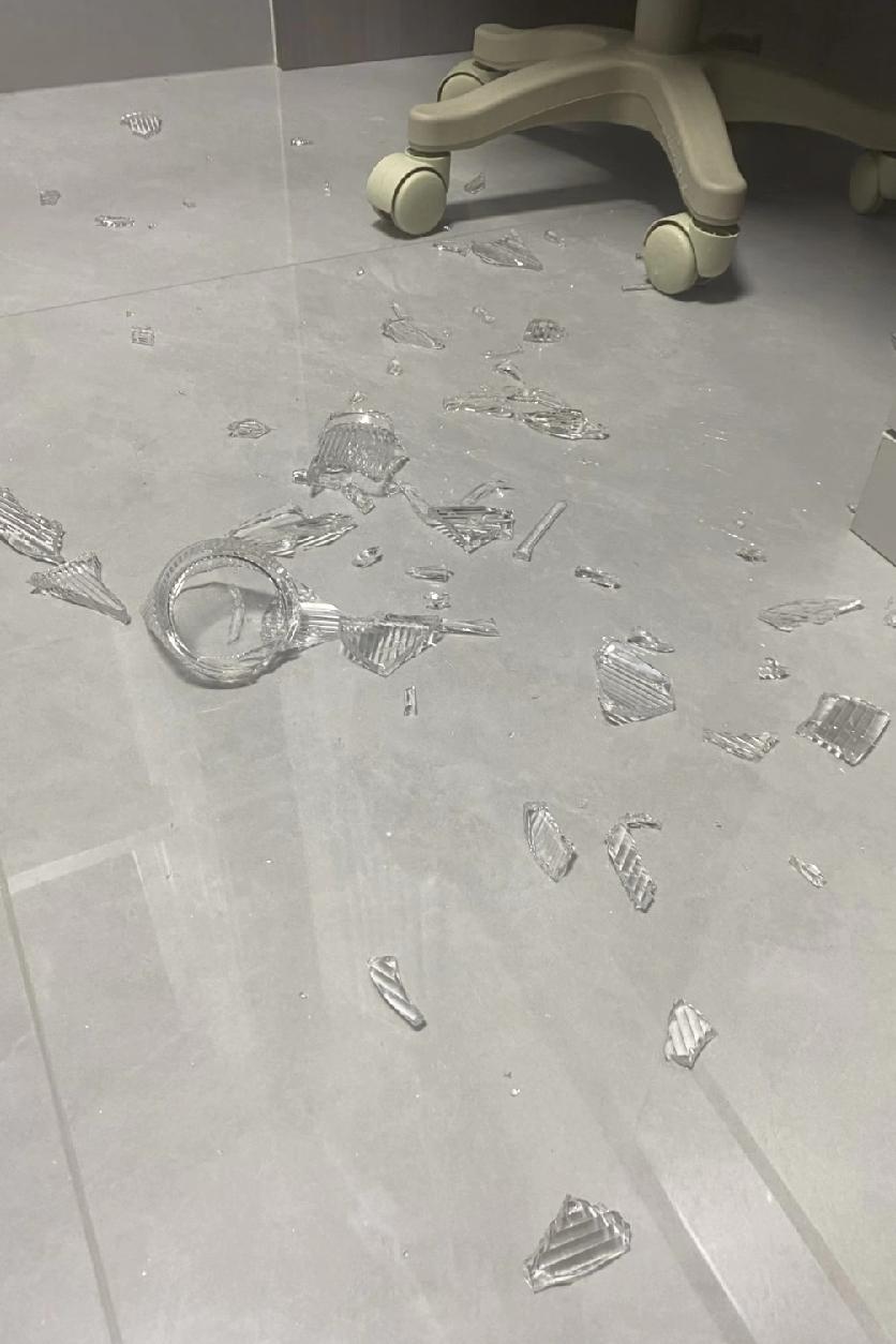 我爸把那个男人的行李箱从三楼扔下去的时候，我姐正跪在客厅哭。事情得从头说。