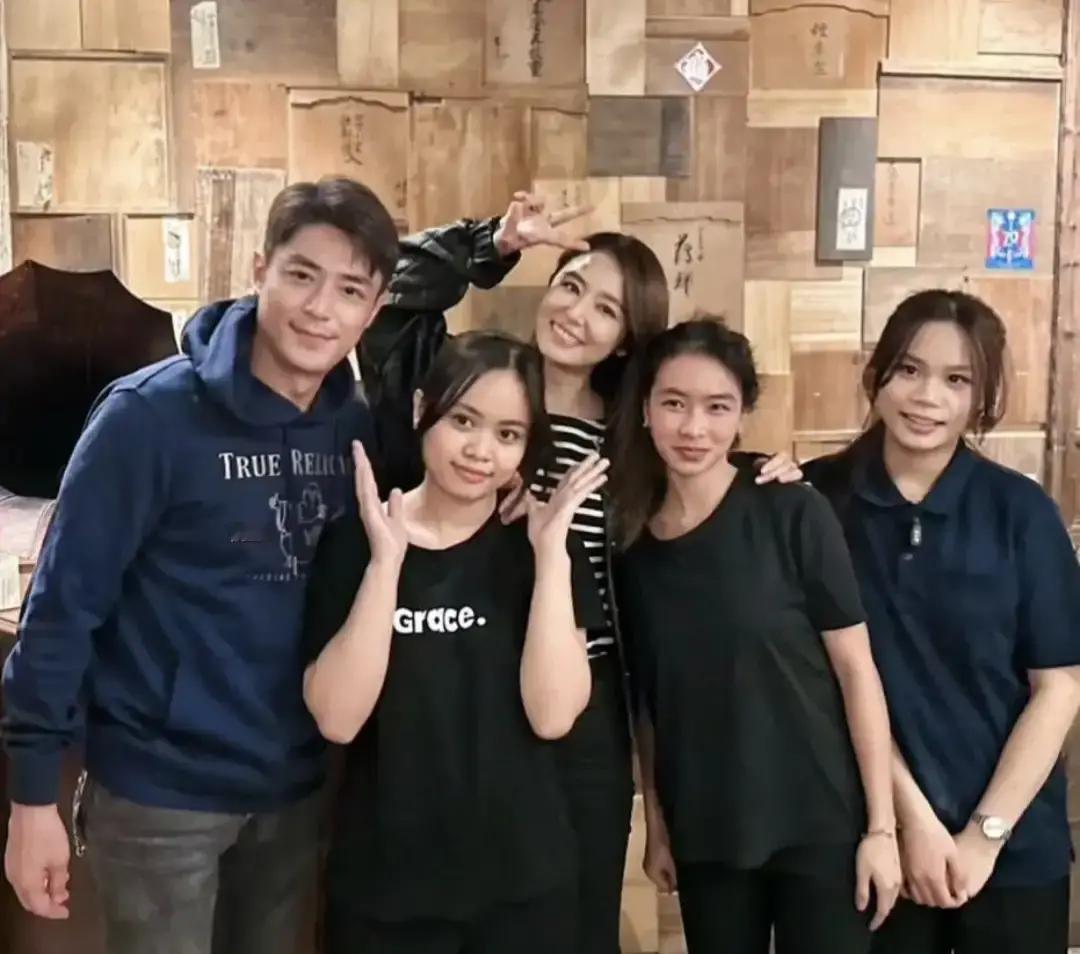 林心如霍建华，又被“偶遇”了。这次在台北米其林餐厅。霍建华贴身指导服务员用